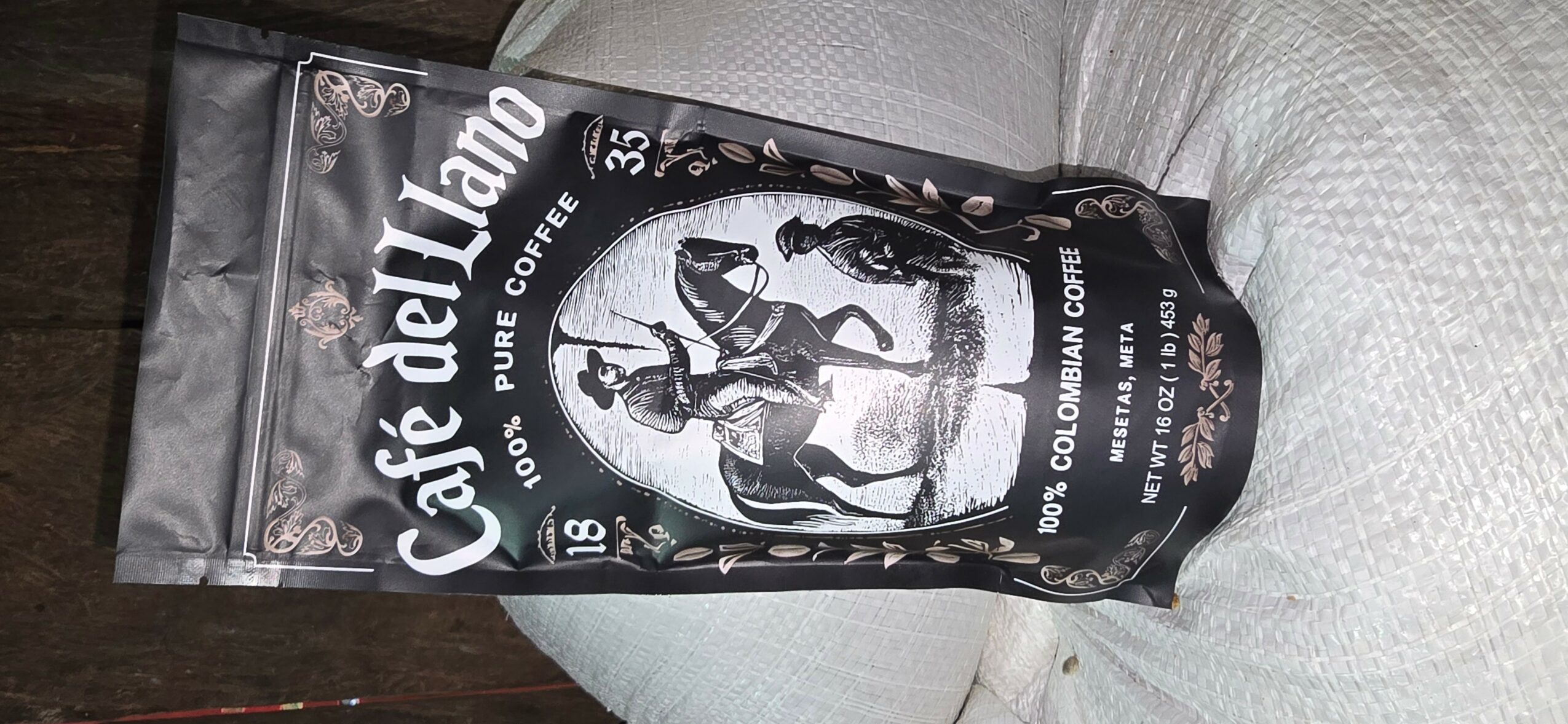 Coffee bag labeled 'Café de Lampa' with a black and white illustration of a person playing a guitar, resting on a white surface.